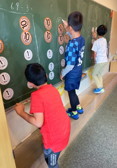 教室で学ぶ児童の様子