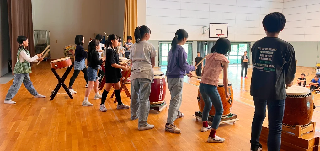 体験入学で太鼓に挑戦する児童の様子