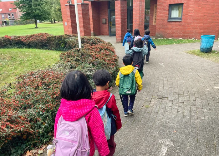 登校する子供たち