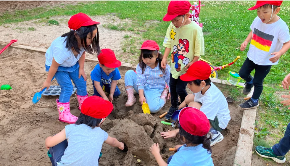 校庭で遊ぶ子供たち