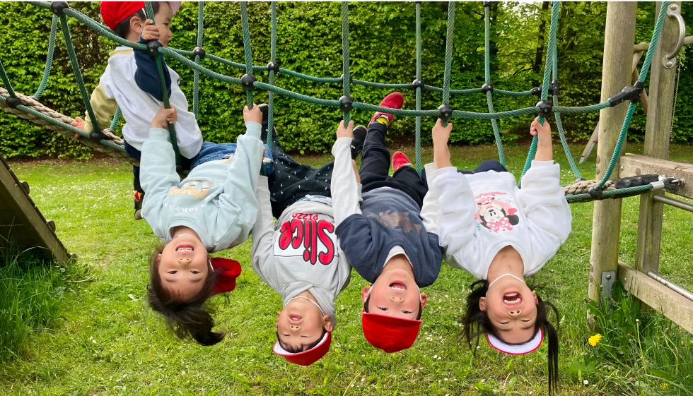 遊具で遊ぶ子供たち