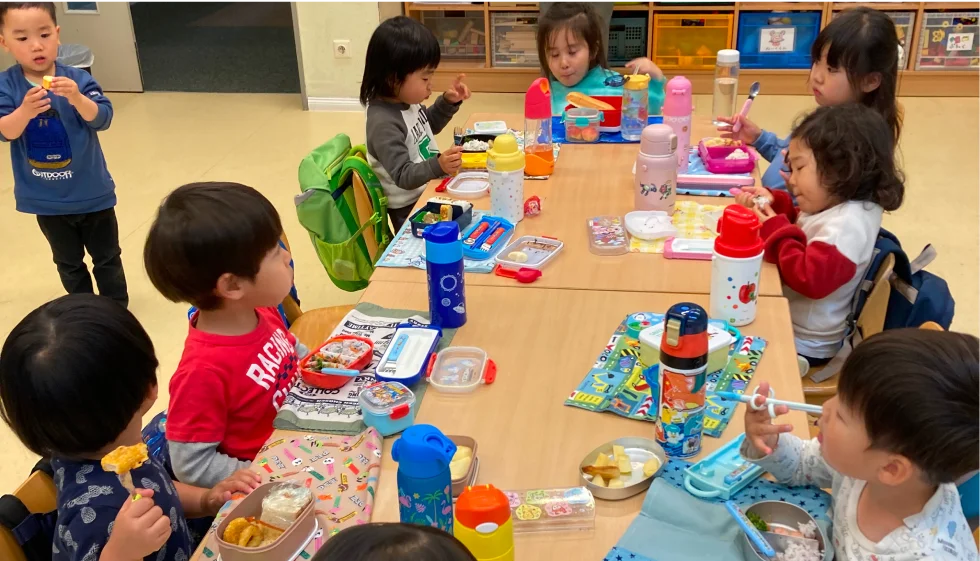 お弁当を食べる園児