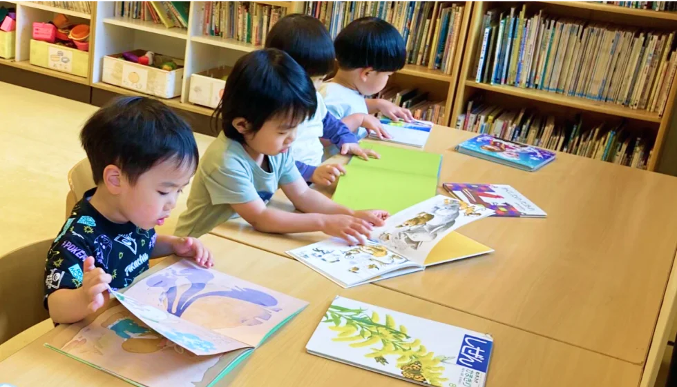 昼食後に絵本を読む子供たち