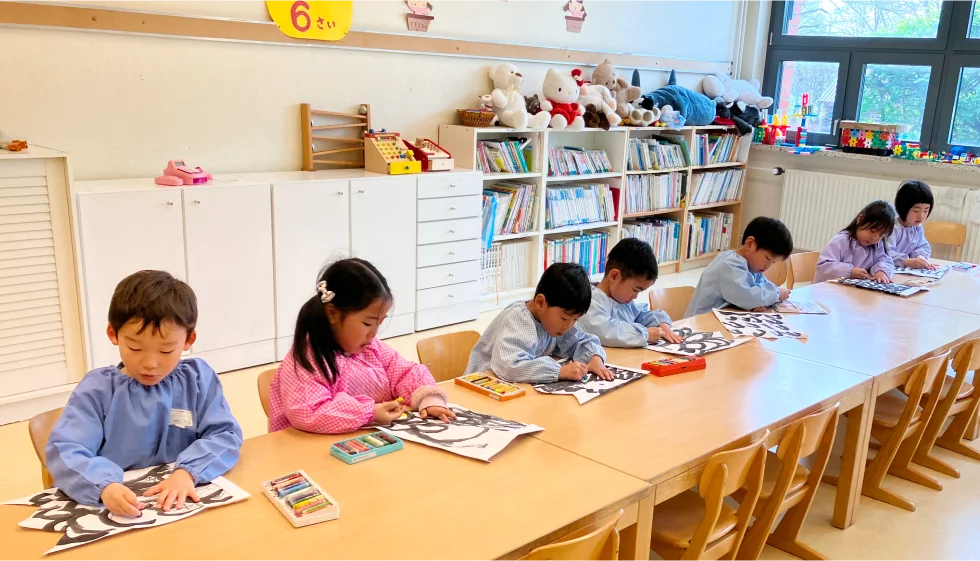 工作をする園児