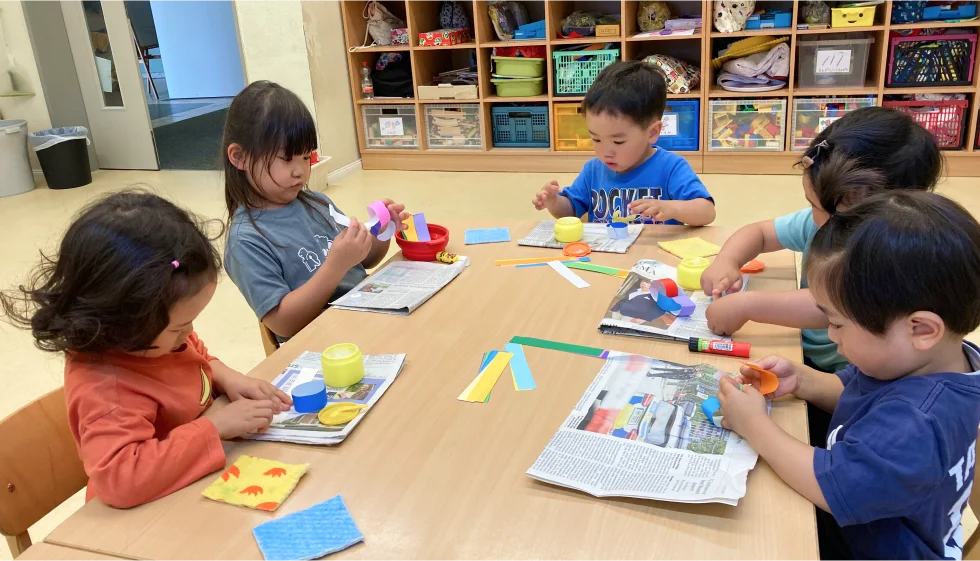 製作活動をする子供たち