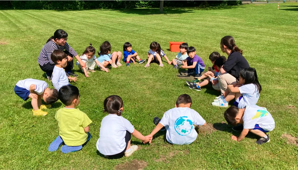 校庭で運動する園児