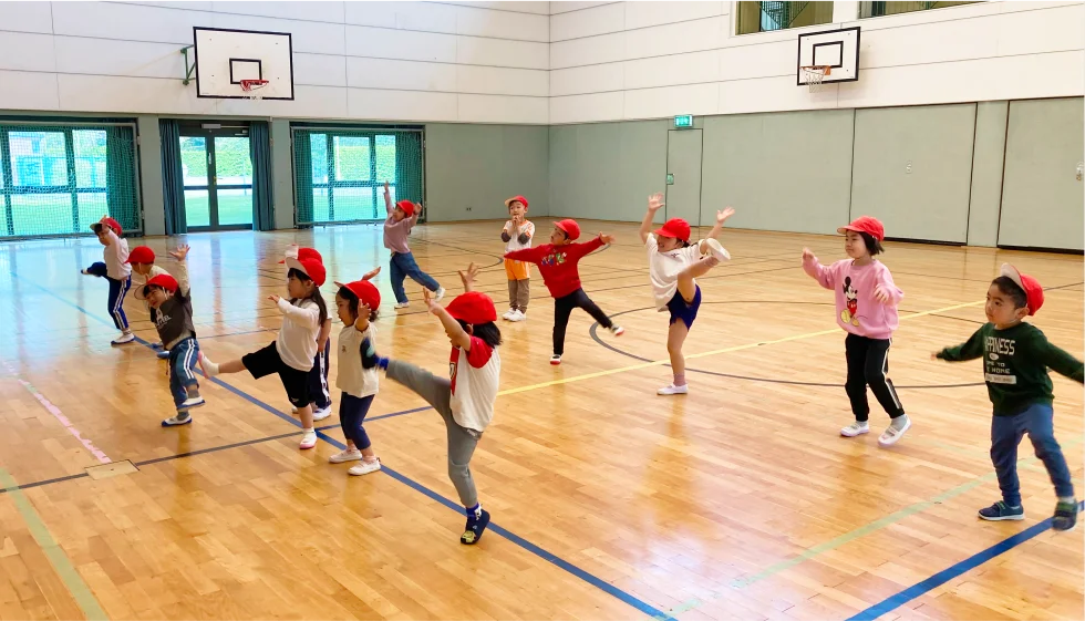 体育館で運動活動する子供たち