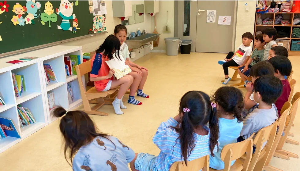 小中学部の図書委員による絵本の読み聞かせ