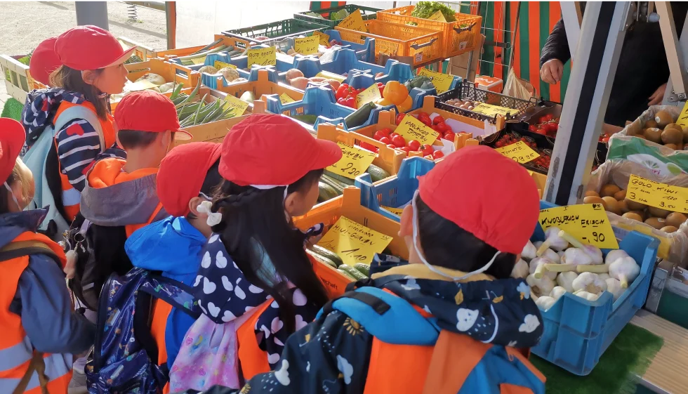 ハンブルグの市場で買い物をする子供たち