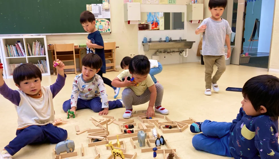 登校後、お友達と遊ぶ園児