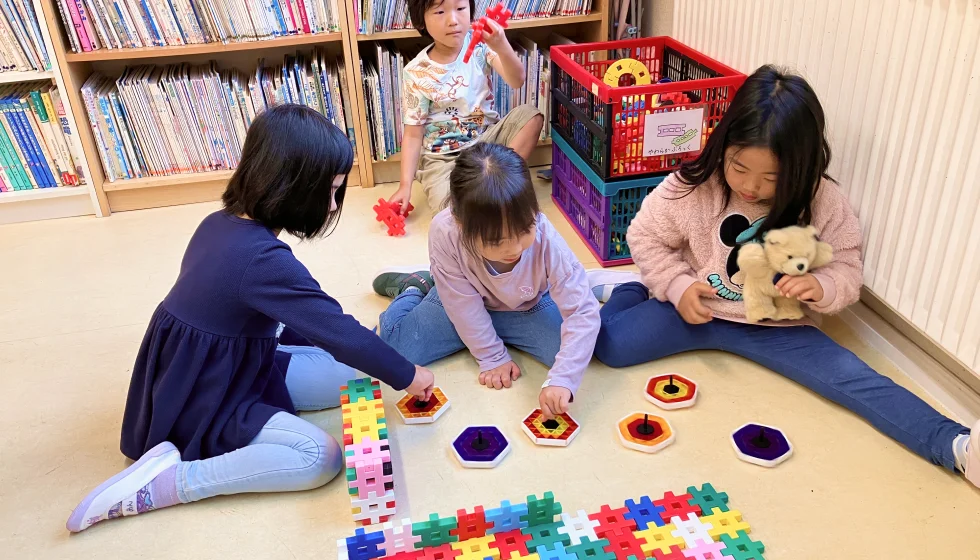 幼稚園でドレスを着て遊ぶ子供たち