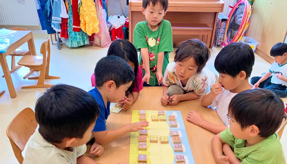 おもちゃで遊ぶ子供たち