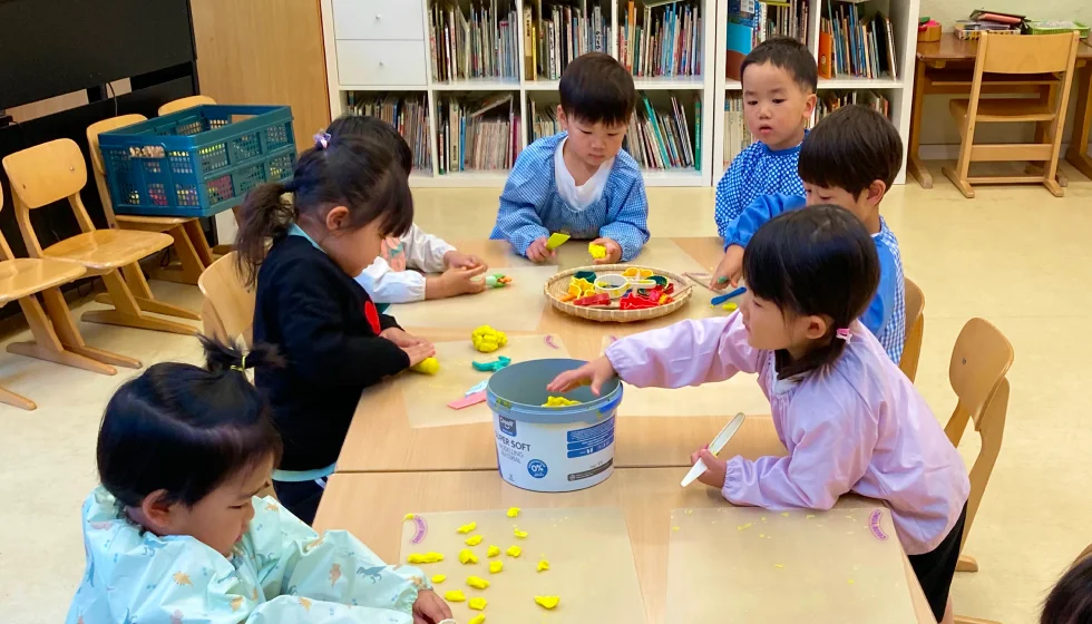 粘土遊びを楽しむ園児