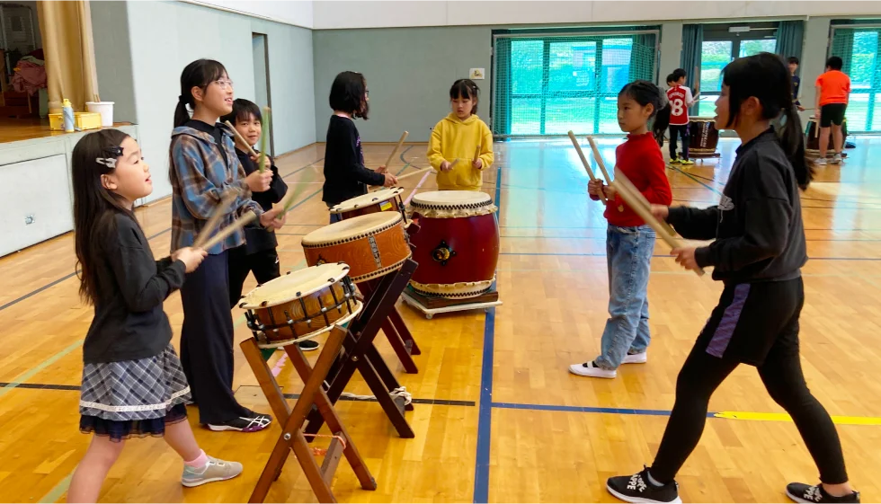 和太鼓の練習をする子供たち