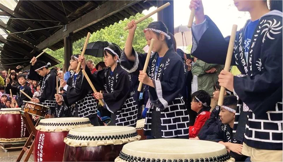 ドイツハンブルクで和太鼓を演奏する子供たち