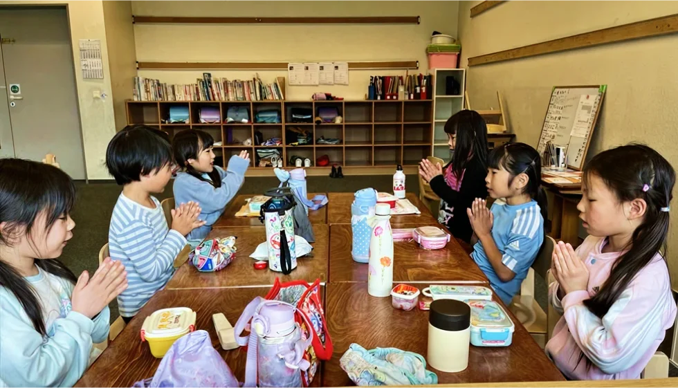 正門付近で登校する児童の様子