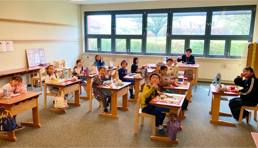 スクールバスと登校の様子