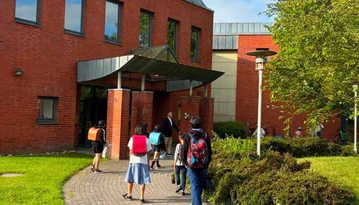 正門付近で登校する児童の様子