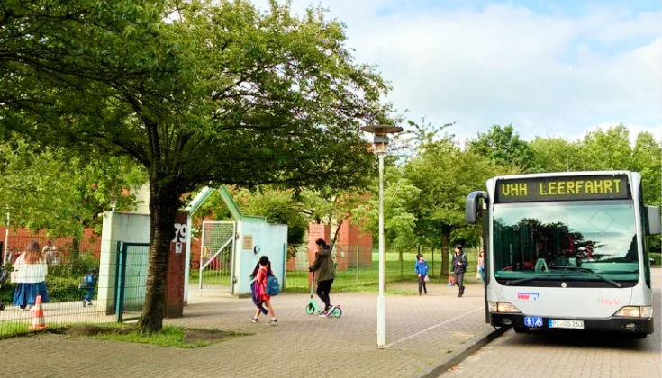 スクールバスと登校の様子