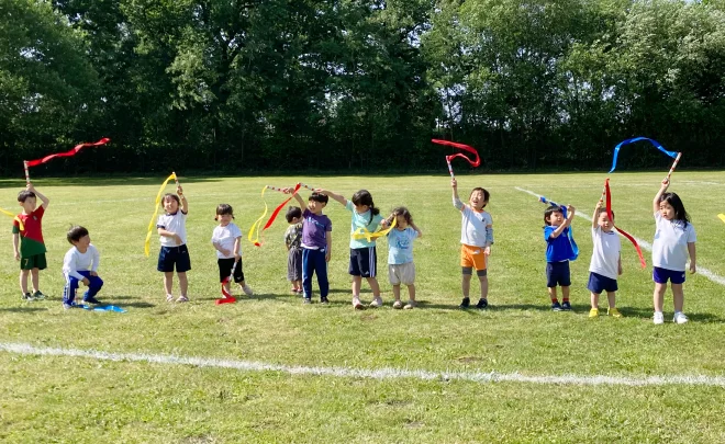 園庭で遊ぶ子供たち