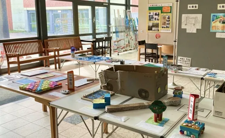 運動会で演技する生徒