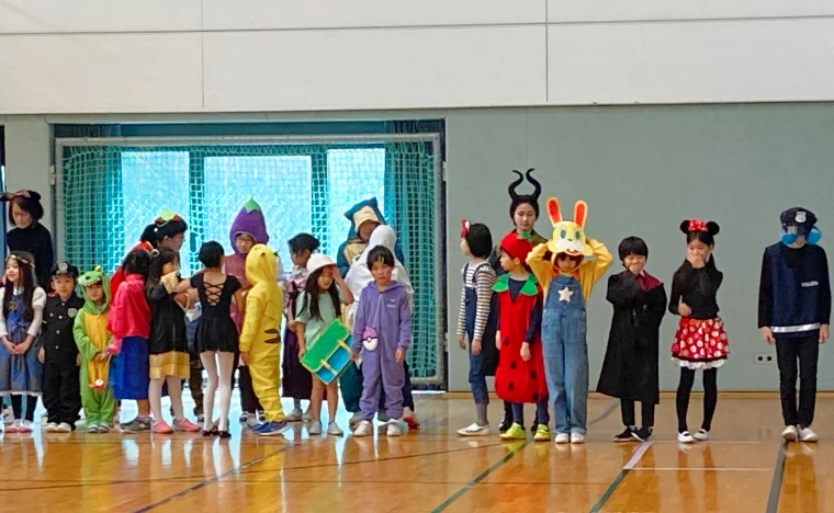 仮装を楽しむ子供たち
