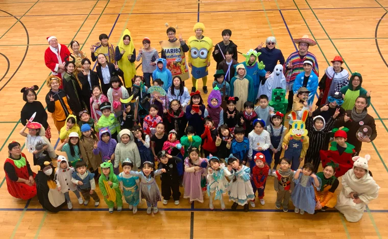 仮装して集合写真