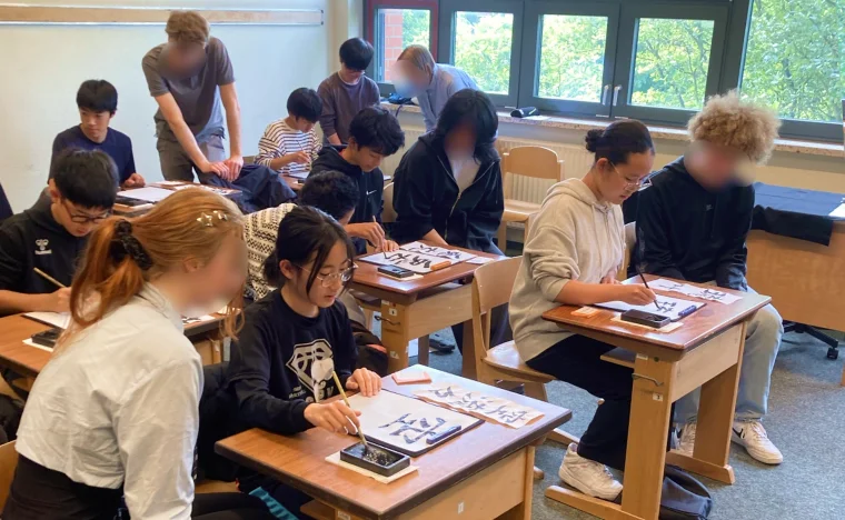 運動会で走る子供たち