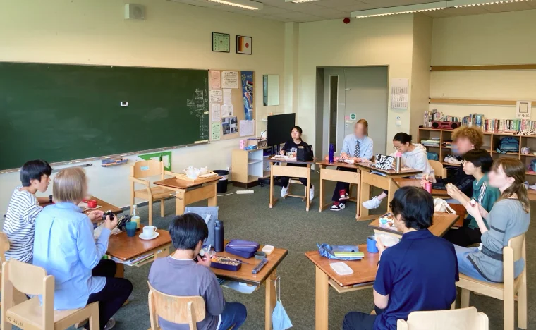 運動会で演技する生徒