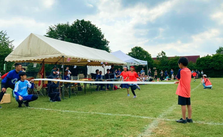 運動会で走る子供たち