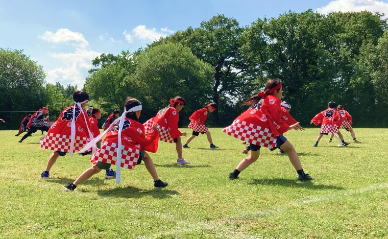 運動会で演技する生徒