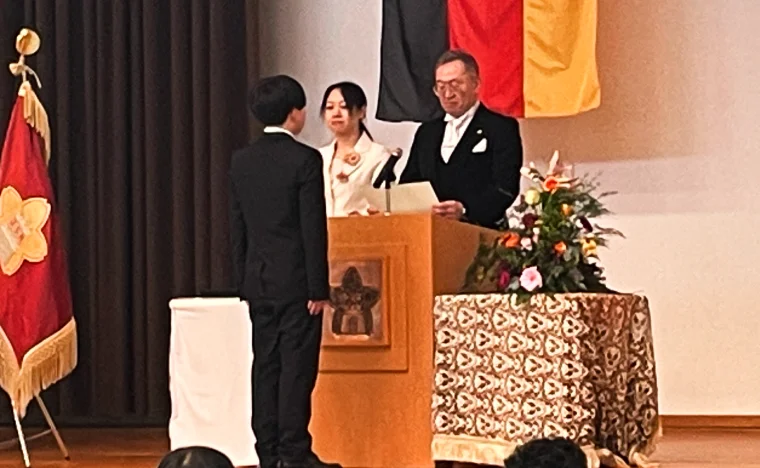 卒業証書を受け取る子供