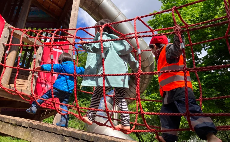 遠足で遊具で遊ぶ子供たち