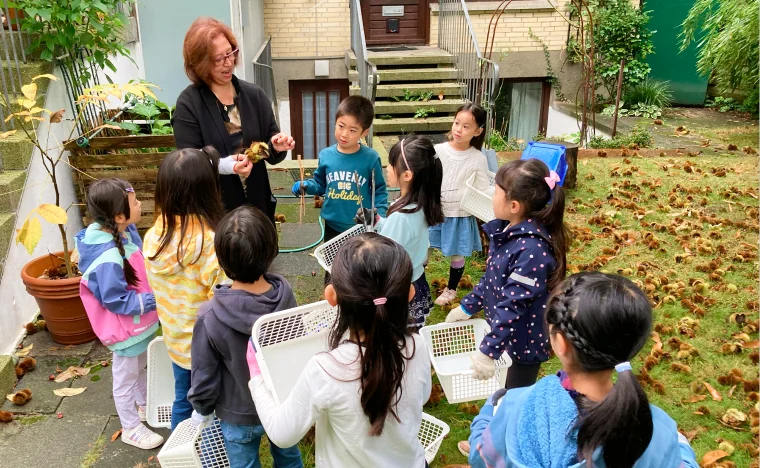 栗拾いをする子供たち