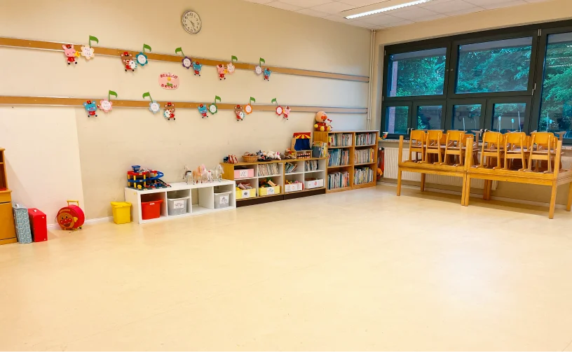 普通教室の様子（遊具や棚のある教室）