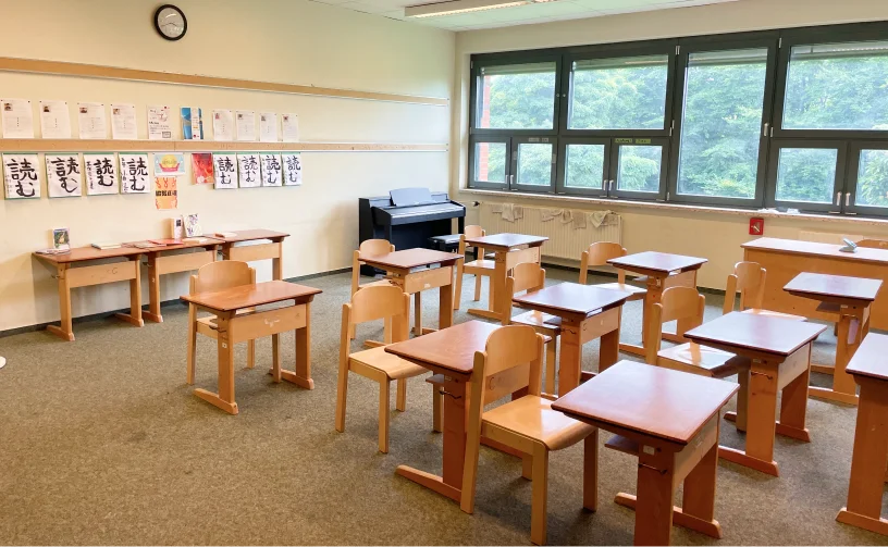 普通教室の様子（机と椅子が並ぶ教室）