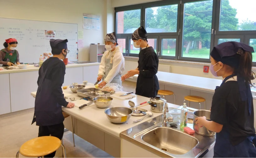 家庭科実習をしている生徒