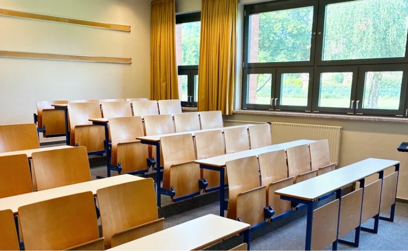 音楽室の机と椅子