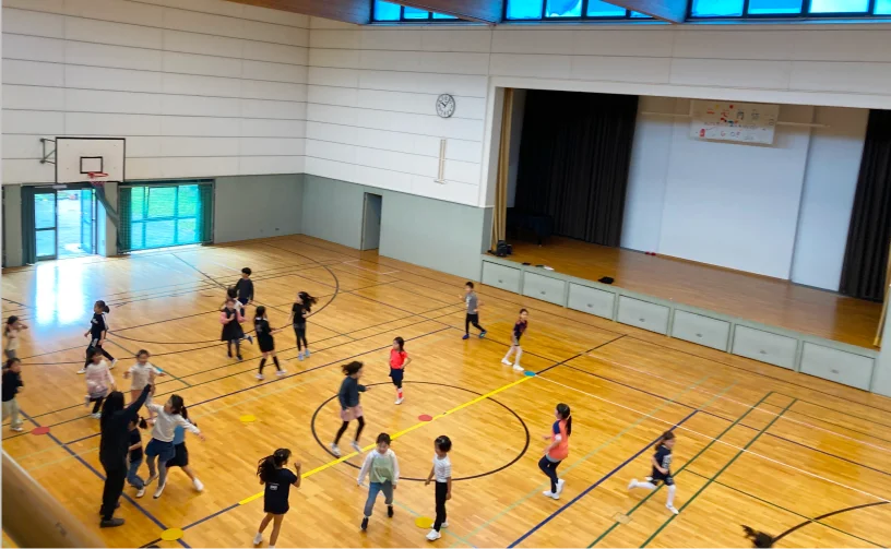 体育館で遊ぶ子供たち