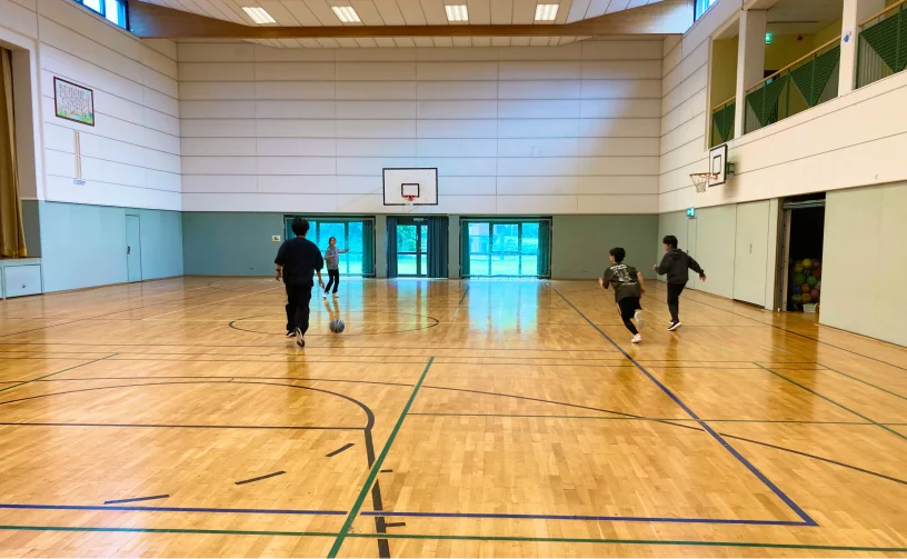 体育館で運動する生徒