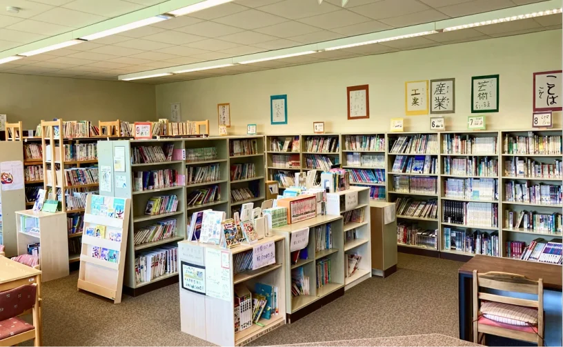 図書室のたくさんの本