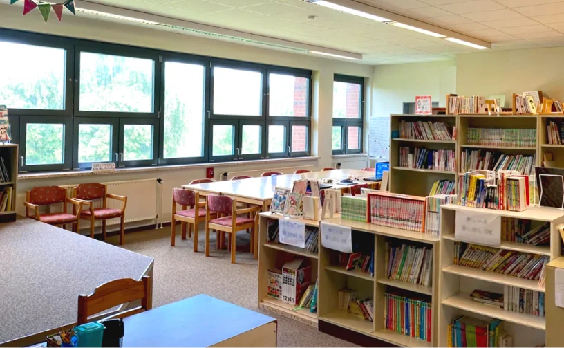 図書室の椅子と机