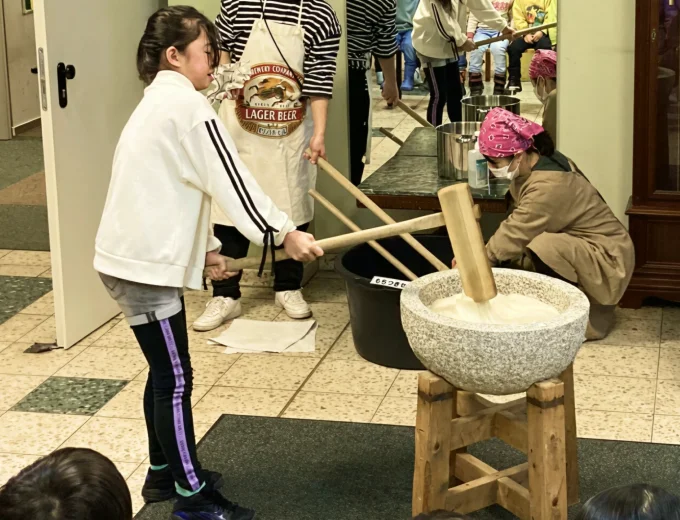 ハンブルグでお餅つきする生徒