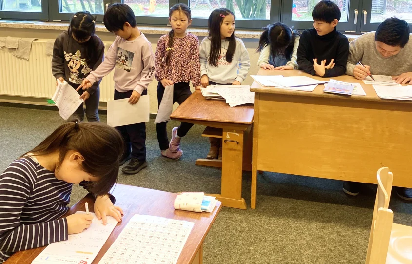 教室で学ぶ子どもたち