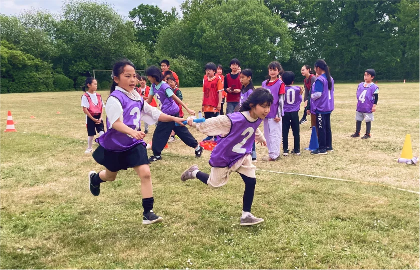 校庭で走る子どもたち