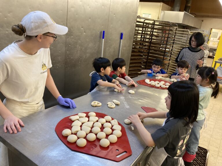 パン工場見学・体験、親子でピザ作り